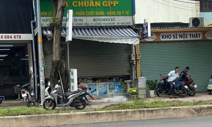 Người phụ nữ bất ngờ gục xuống trước cửa tiệm thuốc, tử vong thương tâm