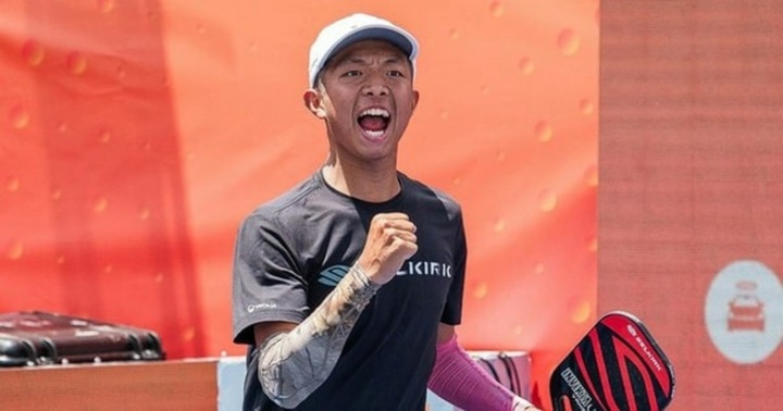 Thần đồng pickleball Quang Dương đấu giá chiếc vợt cá nhân quyên góp cho đồng bào vùng lũ