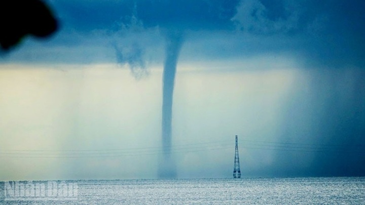 Clip: Khoảnh khắc vòi rồng 