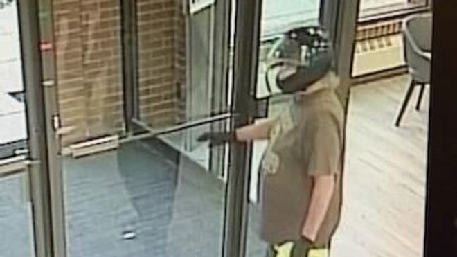 Thấy cháu trai bị bạn tù bắt nạt, ông nội cố tình đi cướp để được vào ở cùng