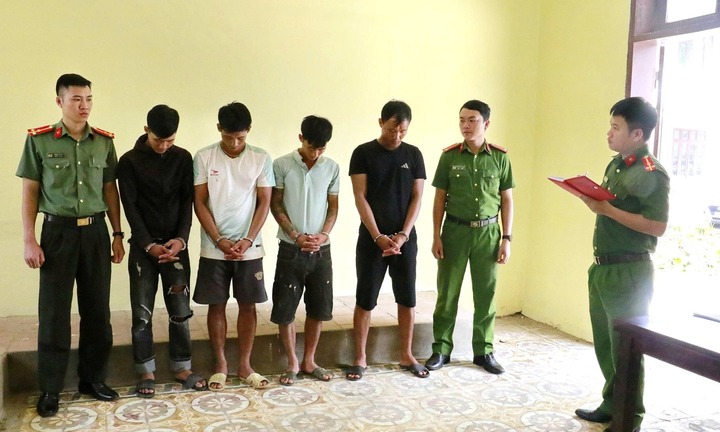 Chèo thuyền đi trộm tủ lạnh, điều hòa của người dân chạy lũ, 4 anh em bị bắt