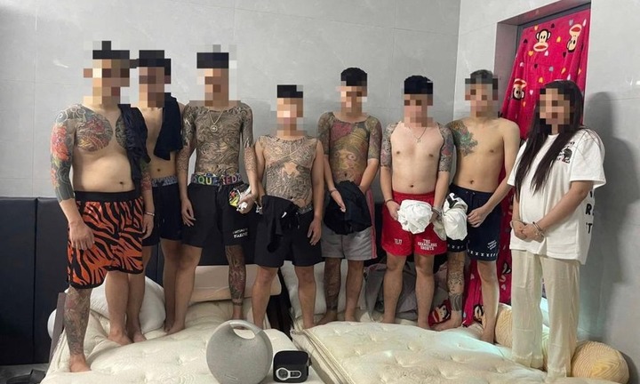Phát hiện 7 nam thanh niên xăm trổ cùng 1 cô gái 