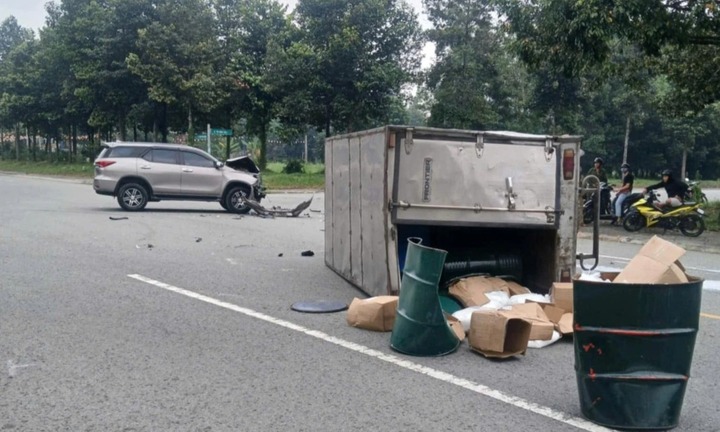 Tin tức tai nạn giao thông mới nhất ngày 12/10: Xe tải lật giữa đường sau vụ va chạm với ô tô 7 chỗ