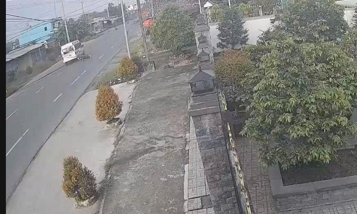 Xe máy va chạm với ô tô trong lúc sang đường, cụ bà 71 tuổi tử vong thương tâm ở Đồng Tháp