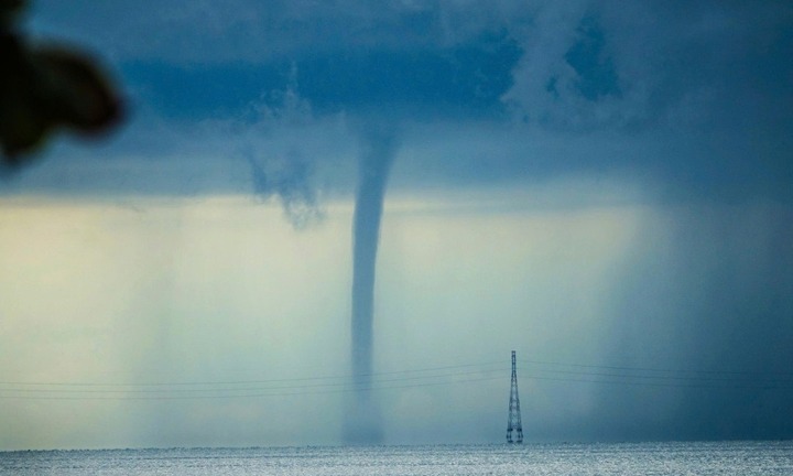 Clip: Vòi rồng cao hàng trăm mét bất ngờ xuất hiện trên vùng biển Ninh Bình