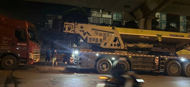 Chở nhà lắp ghép bị rơi xuống đường, tài xế xe đầu kéo bị xử phạt