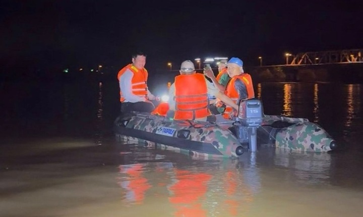 Nghi vấn bố ôm 2 con lao xuống sông Lam trong đêm, để lại gì tại hiện trường?