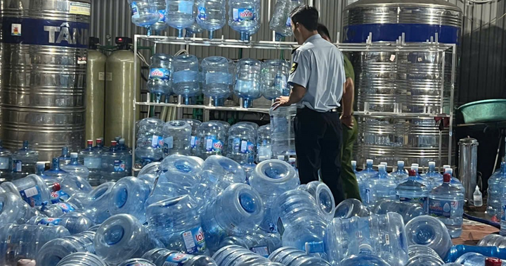 Nhiều người dân ở Hà Nội đã uống phải hàng chục nghìn bình nước Lavie giả bơm từ nước máy