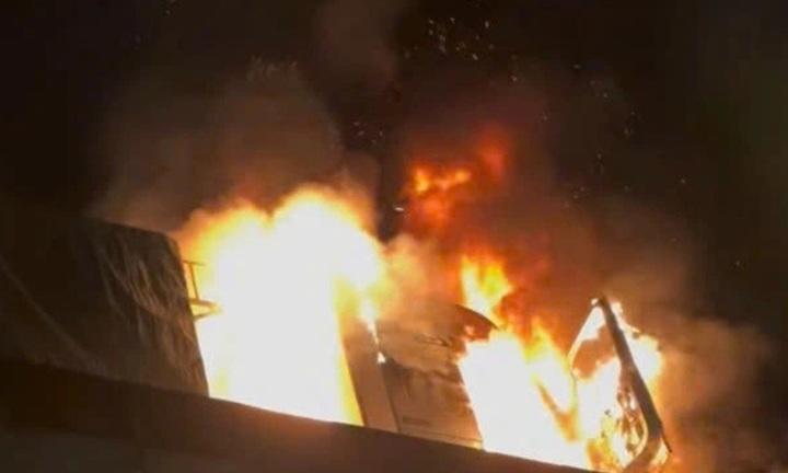 Ô tô đầu kéo bốc cháy ngùn ngụt ở đường trên cao vành đai 3 ở Hà Nội: Danh tính tài xế