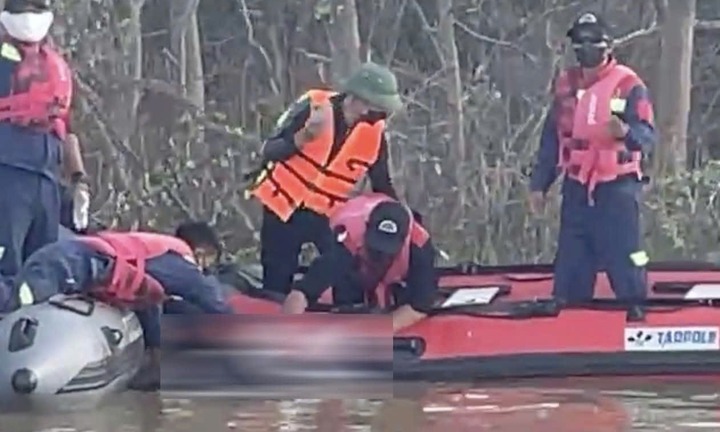 Tìm thấy thi thể người bố nghi ôm 2 con lao xuống sông Lam