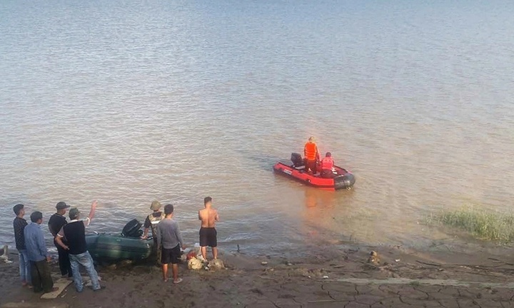 Tin tức thời sự hôm nay (16/10): Tìm thấy thi thể 3 bố con trên sông Lam