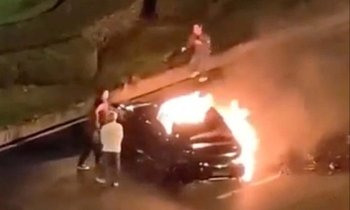 Clip: Ô tô bốc cháy ngùn ngụt sau va chạm, tài xế bị kẹt bên trong, tử vong thương tâm