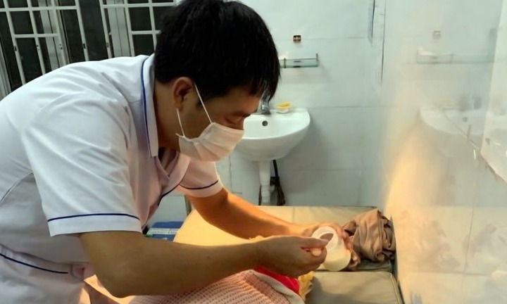 Bé gái sơ sinh còn nguyên dây rốn bị bỏ rơi ven đường ở Khánh Hoà