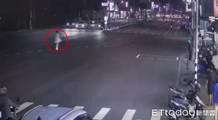 Clip: Thiếu nữ 19 tuổi nhảy múa giữa đường như mất kiểm soát trong đêm, người đi đường vội báo cảnh sát