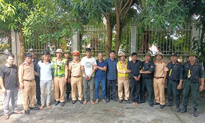 Clip: Nghẹt thở khoảnh khắc CSGT khống chế, bắt 3 nghi phạm đánh người tại quán trà sữa