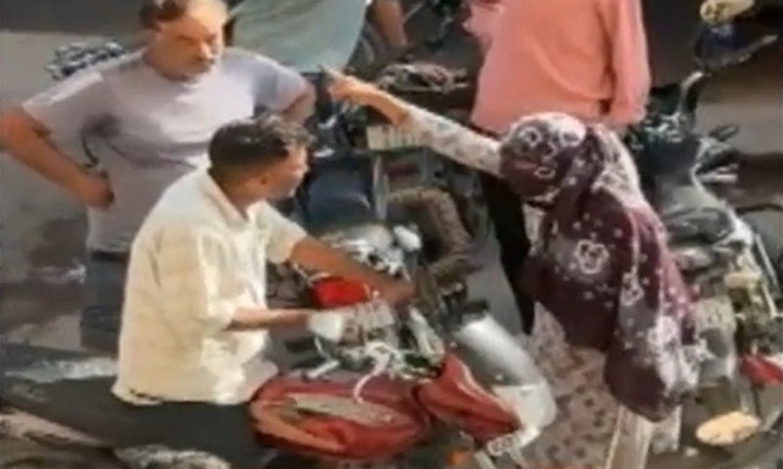 Clip: Quấy rối phụ nữ trong lúc say rượu, người đàn ông bị chặn xe, tát tới tấp ngay giữa chợ