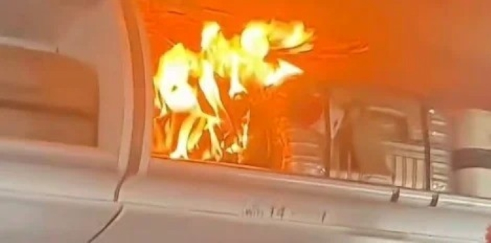 Khoang hành lý bốc cháy dữ dội do pin phát nổ, máy bay Trung Quốc hạ cánh khẩn cấp