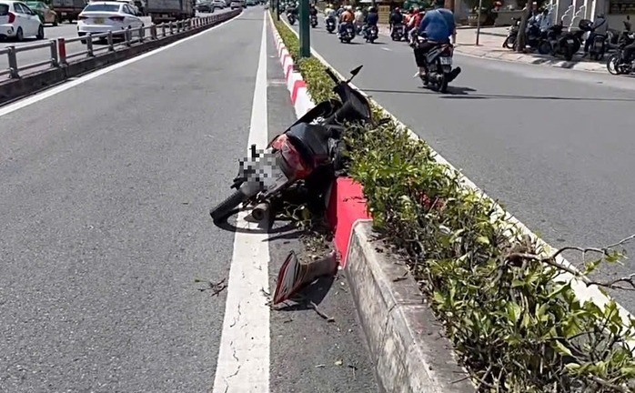 Người đàn ông tử vong ở dốc cầu Bình Lợi, xe máy văng xa 30m, đè lên dải phân cách