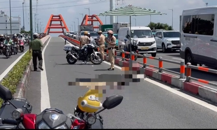 Tin tức tai nạn giao thông mới nhất ngày 20/10: Xe máy va chạm xe tải chở gỗ, 1 người tử vong