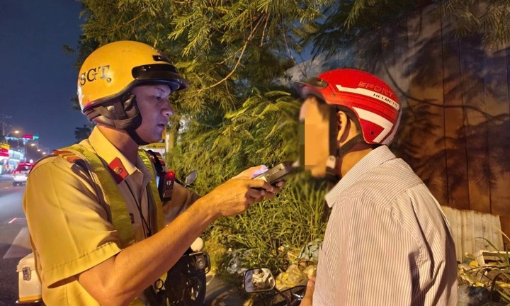 Vi phạm nồng độ cồn, nam thanh niên biện hộ chỉ cầm ly bia “nhấp môi” với bạn