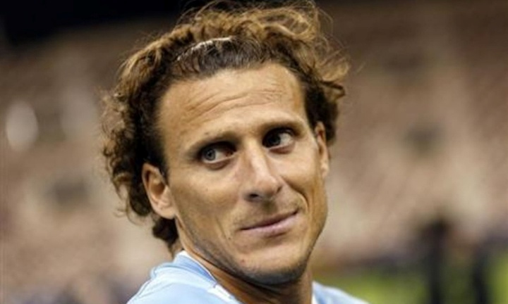 Diego Forlan gãy 3 xương sườn sau va chạm kinh hoàng trên sân cỏ