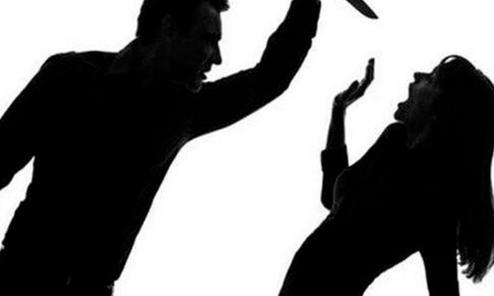 Vợ mua thịt lợn được chủ quầy giảm giá, chồng nghi ngờ ngoại tình, dùng dao tấn công dã man