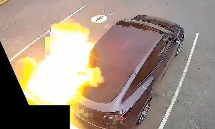 Dùng bộ chuyển đổi không đạt chuẩn, sạc xe ô tô bất ngờ phát nổ, hất văng tài xế ra xa