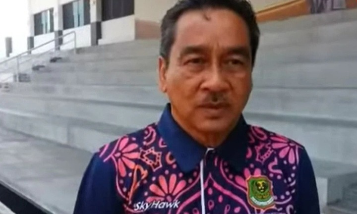 HLV đấm cầu thủ 