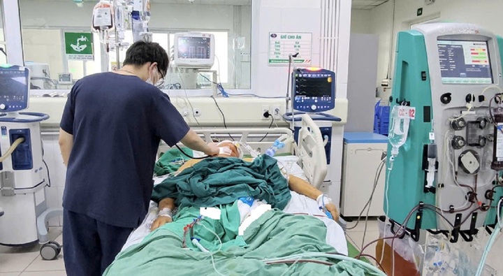 Lội nước dọn nhà sau ngập, nhiều người nhiễm xoắn khuẩn gây vàng da, suy gan, nôn ra máu