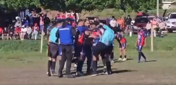 Cầu thủ Uruguay bị cấm thi đấu trọn đời vì đánh trọng tài gãy 2 chiếc răng