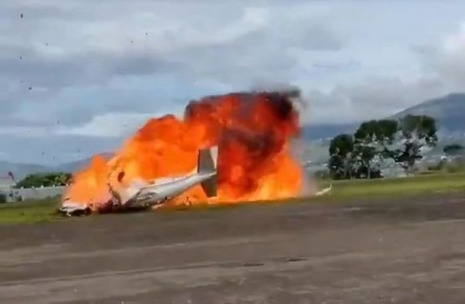 Clip: Máy bay rơi xuống đường băng rồi bốc cháy dữ dội, 2 phi công thiệt mạng ở Venezuela