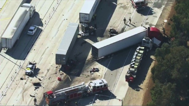 Clip: Xe đầu kéo mất lái gây tai nạn liên hoàn, 3 người tử vong