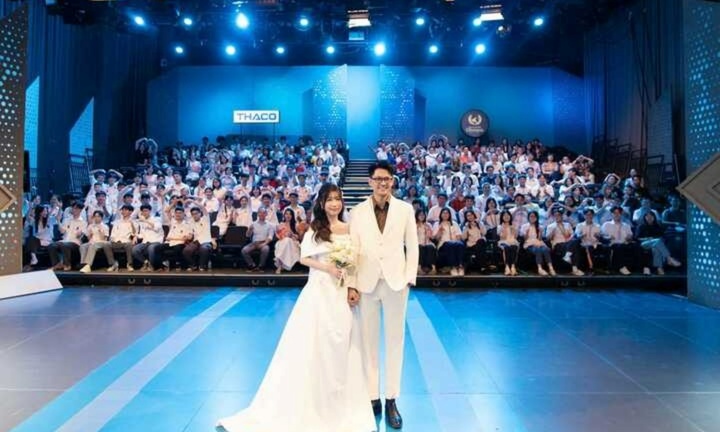 Cặp đôi nên duyên từ Đường Lên Đỉnh Olympia gây sốt khi trở về sân khấu xưa chụp ảnh cưới