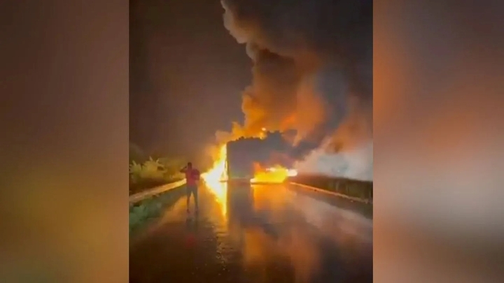 Hiện trường xe du lịch va chạm xe máy rồi bốc cháy, ít nhất 12 người thiệt mạng ở Ấn Độ