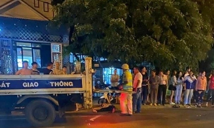 Nam thanh niên lái xe máy 