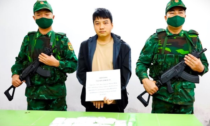 Người đàn ông giấu 8 kg bạc quanh đùi, nhét vào đế giày để nhập cảnh qua cửa khẩu