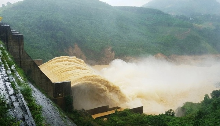 Hàng loạt thủy điện miền Trung được lệnh vận hành điều tiết lũ về hạ du