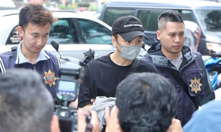 Diễn biến mới nhất vụ 2 nam ca sĩ Khôn Đạt và Thư Vĩ bị bắt