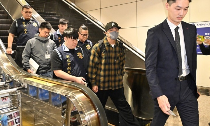 Cận cảnh bắt giữ nam diễn viên nổi tiếng showbiz ngay tại sân bay