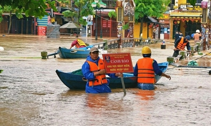 Tập trung ứng phó khẩn cấp, khắc phục hậu quả mưa lũ lớn tại khu vực Trung Bộ