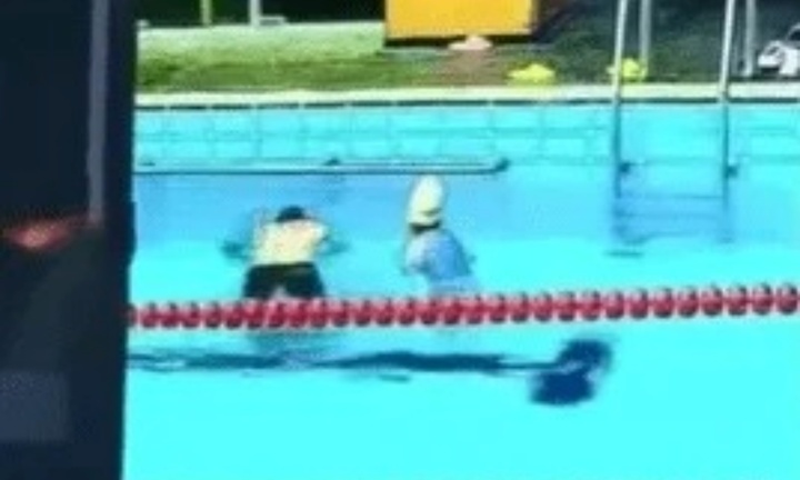 Gãy đốt sống cổ khi hướng dẫn con gái học bơi, thầy giáo tử vong thương tâm