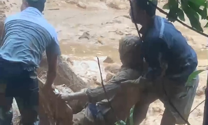 Clip: Thót tim cảnh giải cứu tài xế lái máy múc bị bùn đất cuốn trôi xuống vực