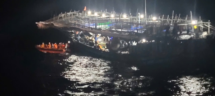 Hành trình giải cứu ngư dân Quảng Ngãi trên vùng biển cách bờ trên 200 hải lý