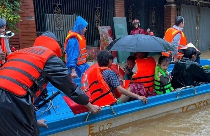 Mưa lũ phức tạp, nước sông dâng cao, học sinh Huế, Đà Nẵng tiếp tục nghỉ học