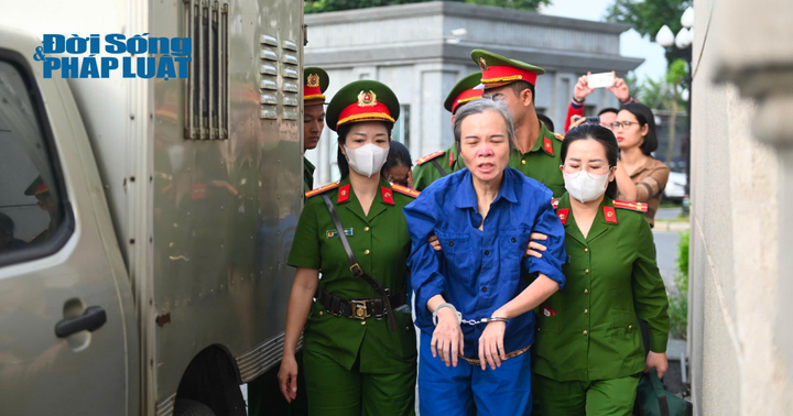 Xét xử vụ cựu Phó Chủ tịch UBND tỉnh Phú Thọ đánh bạc: Nhiều nữ bị cáo che mặt, bật khóc khi đưa đến tòa