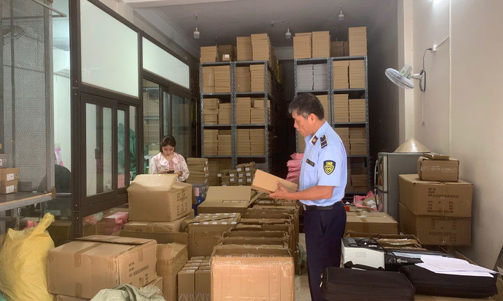 Hà Nội tạm giữ hơn 7.500 sản phẩm giày, dép nghi giả mạo thương hiệu ZARA