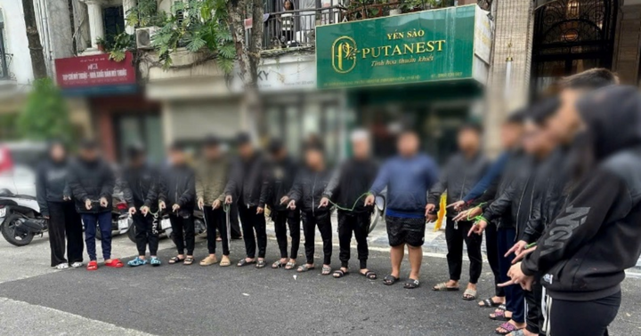 Bắt nhóm thanh thiếu niên mang hung khí hỗn chiến giữa phố Hà Nội