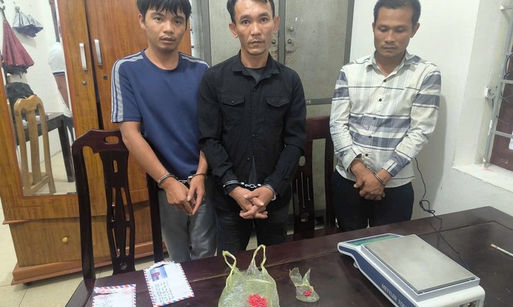 Bắt quả tang Trần Khắc Danh và 2 người đàn ông khác 