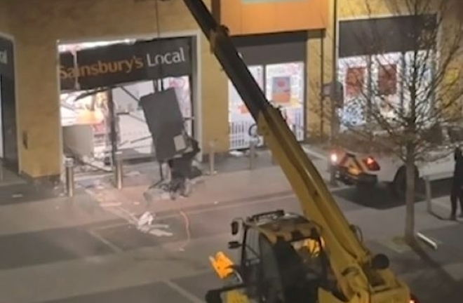 Clip: Trộm táo tợn dùng máy nâng đánh cắp cây ATM ở siêu thị trong đêm