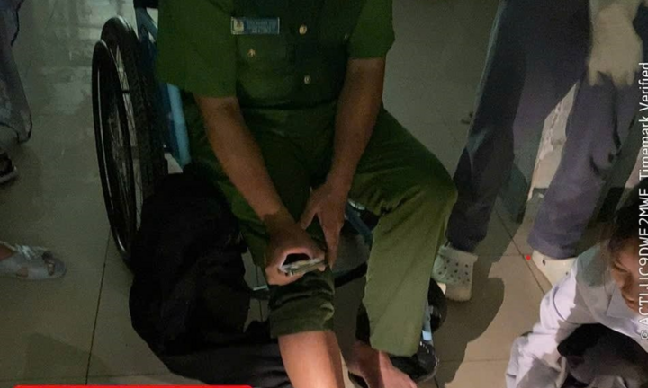 Giúp dân chống lũ, Trưởng Công an xã ở Quảng Ngãi bị thanh gỗ đâm vào bàn chân